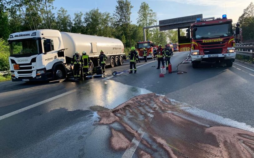 Erfolgreich konnte der Dieselfluss eingedämmt und das Einlaufen in die Kanalisation und das Erdreich auf der A42 verhindert werden.