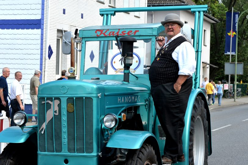 Kirmesoldtimer fahren von Bochum zum Cranger Kirmesplatz