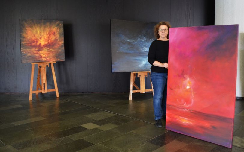 Die Herner Künstlerin Sophia Kühn mit dem Titelmotiv aus dem Katalog der „Tage Alter Musik in Herne“.