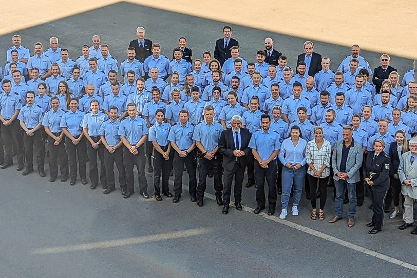 Ein Teil der 95 neuen Polizeibeamten im Polizeipräsidium Bochum - leider passen auf das zugeschnittene Bild nicht alle der anwesenden Personen drauf.
