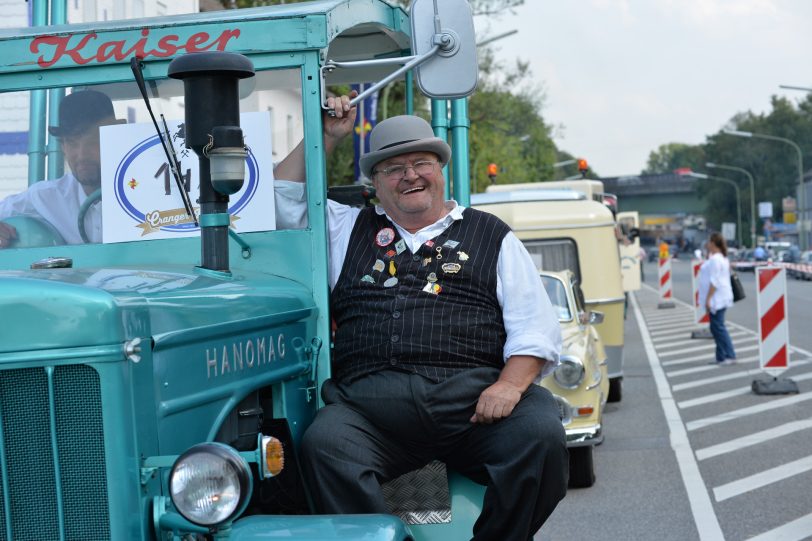 Kirmesoldtimer fahren von Bochum zum Cranger Kirmesplatz