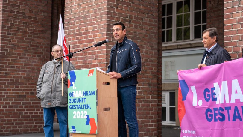 1. Mai-Kundgebung 2022 auf dem Rathausplatz. im Bild: Gewerkschaftssekretär der IG Bau Sven Bönnemann.