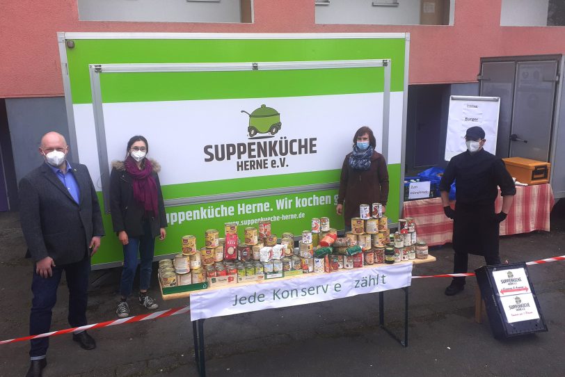 Herner Grüne spenden Konserven an die Suppenküche.