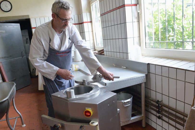 Metzgermeister Rainer Weber in seiner Wurstküche.