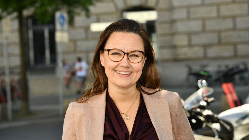 Michelle Müntefering in Berlin vor dem Reichstag Nord-Ostseite