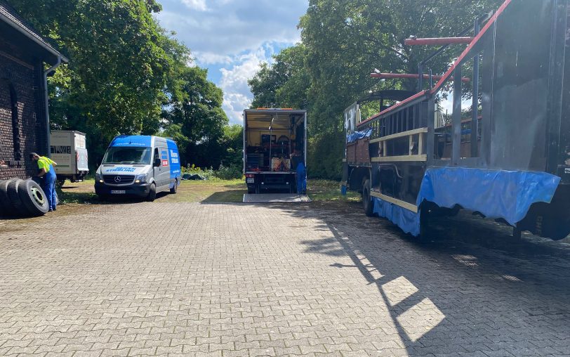 Rund vier Stunden schraubten zwei Mitarbeiter von Reifen Stiebling, die mit einem Auto und einem Lkw aus dem mobilen Montage-Team vorbeischauten, an den Reifen.