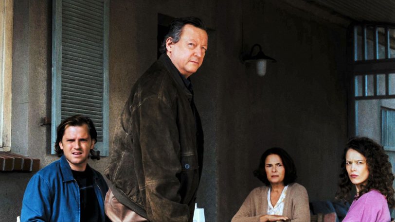 Misstrauische Blicke: Max (Enno Trebs) und sein Vater Richard (Matthias Brandt) zusammen mit Betty (Barbara Auer) und Laura (Paula Beer).