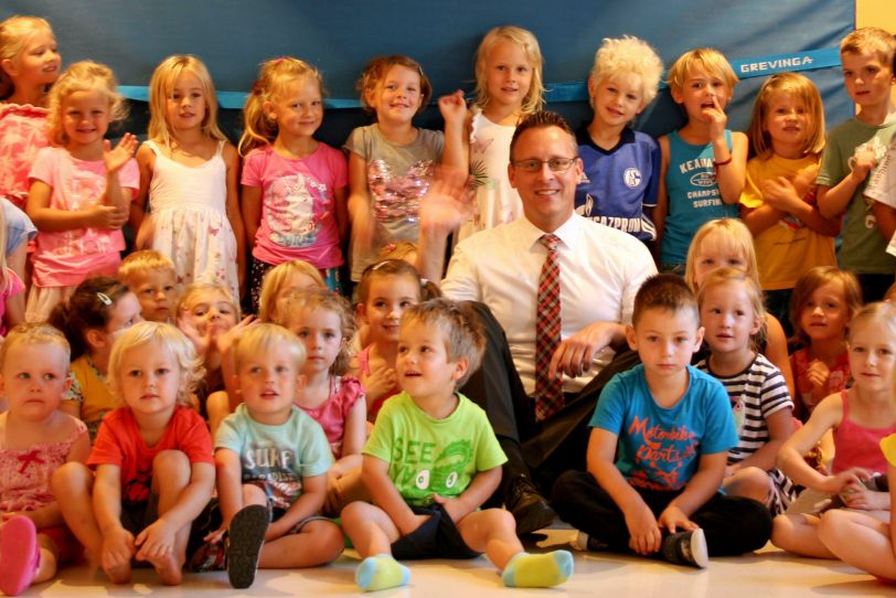 Stefan Tysbierek (Mitte), inmitten der Kinder der Kita Löwenherz.