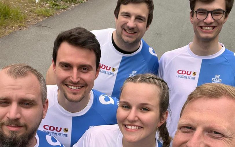 Das Team des Lauftrainings der CDU Herne mit Ukraine-Trikots: (vorne, v.li.) Darko Medic, Anna Sprenger, Timon Radicke, (hinten, v.li.) Markus Mähler, Christoph Bußmann, Laurenz Schlüter.