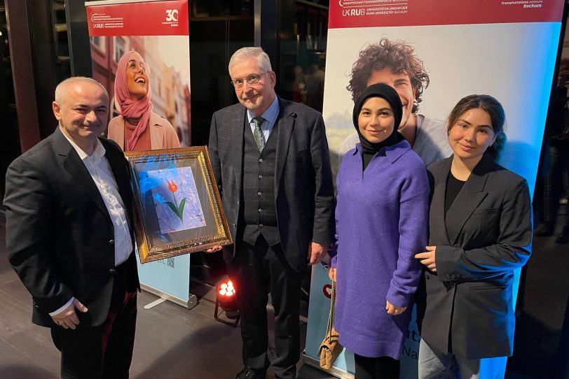 Tuncay Nazik (l.) als Vertreter der Islamischen Gemeinde Röhlinghausen bei dem Jubiläum zum 30-jährigen Bestehen des Transplantationszentrums Bochum.