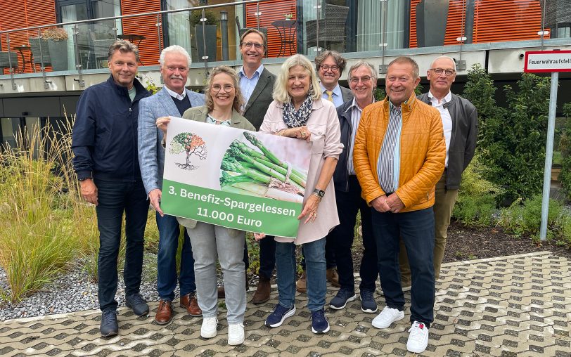 Alle Erwartungen übertroffen! Den Reinerlös von 11.000 Euro aus dem 3. Benefiz-Spargelessen konnte der Beirat jetzt an den Förderverein Palliativstation im EvK Herne und Ambulanter Hospizdienst übergeben: (v.li.) Thorsten Kinhöfer (Schirmherr Palliativstation), Heinz-Werner Bitter, Jessika Lüning, Dr. Ludger Kleyboldt, Sigrid Mertens, Harald Stöcker (alle Beirat), Walter Tschirch (Vorsitzender Beirat), Werner Karnik (Schatzmeister Förderverein) und Pfarrer Frank Obenlüneschloß (Vorsitzender Förderverein).