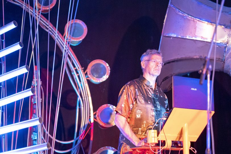"Licht an!" im KunstWald-Park Teutoburgia in Herne (NW), am Samstag (03.08.19). Der Förderverein Teutoburgia und Klangkünstler Christof Schläger hatten zu diesem Abend in das Wäldchen rund um das Fördergerüst und die Maschinenhalle Teutoburgia an der Schadeburgstraße eingeladen.