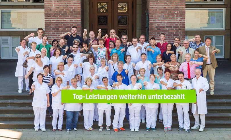 Vertreter der Geschäftsleitungen der St. Elisabeth Gruppe – Katholische Kliniken Rhein-Ruhr sowie der Evangelischen Krankenhausgemeinschaft Herne / Castrop-Rauxel vor dem Herner Rathaus.