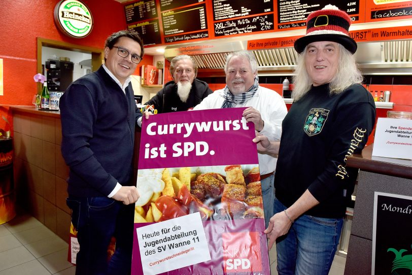 Currywurstverkauf: v.l. Alexander Vogt, Gerd Herzog, Volker Bleck, Horst Schröder.