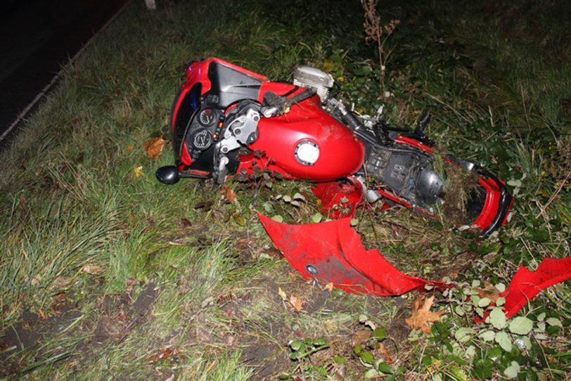 Ein schwerverletzter Motorradfahrer aus Herne, eine zerstörte Ampel und ein gestohlenes Kennzeichen - das ist die Bilanz eines Verkehrsunfalls, der sich 21. November 2023 in Gelsenkirchen ereignete.