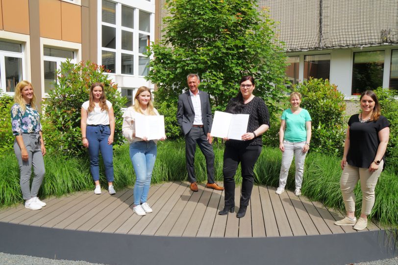 FH-Kanzler Jochen Drescher gratulierte den bisherigen Auszubildenden vorne v.l. Vanessa Lange und Sandra Koziara.