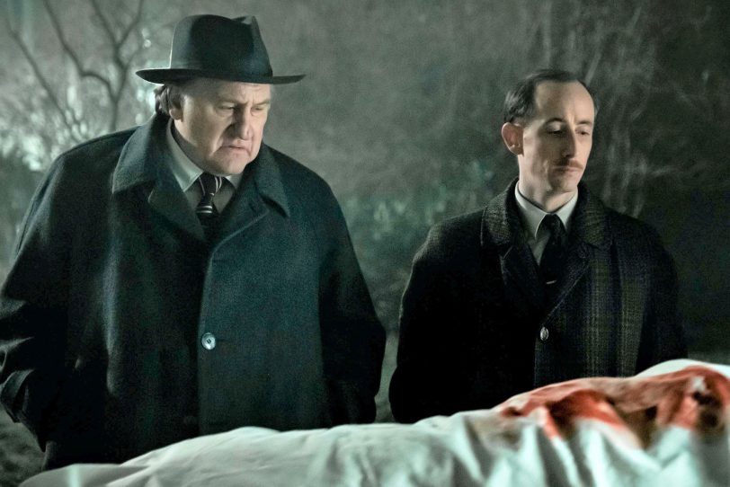 Ein schreckliches Verbrechen: Maigret (Gérard Depardieu) und Lapointe (Bertrand Poncet) grübeln über der Leiche einer jungen Frau.