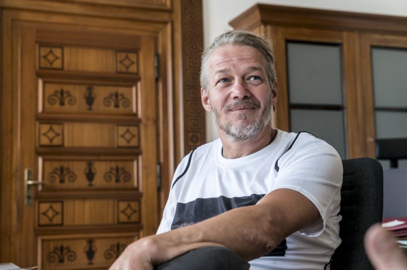Ralf Tillmann wanderte von Berlin nach Herne - hier beim Besuch im Rathaus.