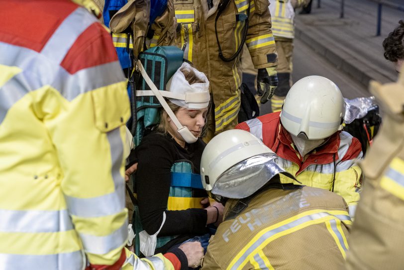 Übung der Feuerwehr in Herne (NW), am Donnerstag (09.06.2022), im Straßentunnel der Dorstener Straße. In dem 109 Metern langen Tunnel, unter den Eisenbahngleisen in Stadtteil Wanne, wurde der Verkehrsunfall mit zwei PKW und drei verletzten Personen realitätsnah inszeniert. Einsatzkräfte der Berufs- und der Freiwilligen Feuerwehr sowie des Rettungsdienstes übten die Befreiung der in den Fahrzeugen eingeschlossenen Personen und deren rettungsdienstliche Versorgung.