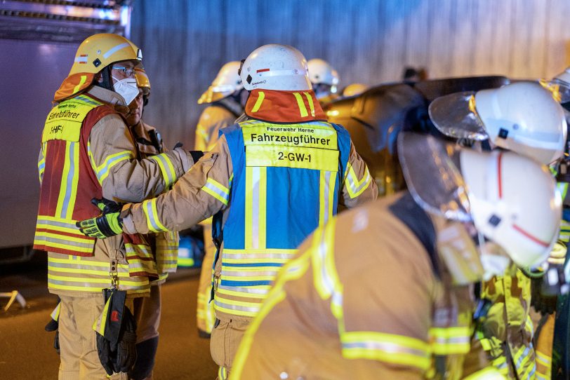 Übung der Feuerwehr in Herne (NW), am Donnerstag (09.06.2022), im Straßentunnel der Dorstener Straße. In dem 109 Metern langen Tunnel, unter den Eisenbahngleisen in Stadtteil Wanne, wurde der Verkehrsunfall mit zwei PKW und drei verletzten Personen realitätsnah inszeniert. Einsatzkräfte der Berufs- und der Freiwilligen Feuerwehr sowie des Rettungsdienstes übten die Befreiung der in den Fahrzeugen eingeschlossenen Personen und deren rettungsdienstliche Versorgung.