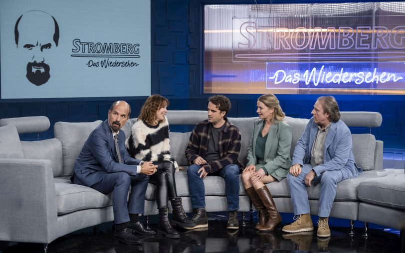 Klassentreffen in der TV-Show mit Bernd Stromberg (Christoph Maria Herbst), Jennifer Schirrmann (Milena Dreissig), Ulf Steinke (Oliver Wnuk), Tanja Steinke (Diana Staehly) und Berthold Heisterkamp (Bjarne Mädel, v.l.).