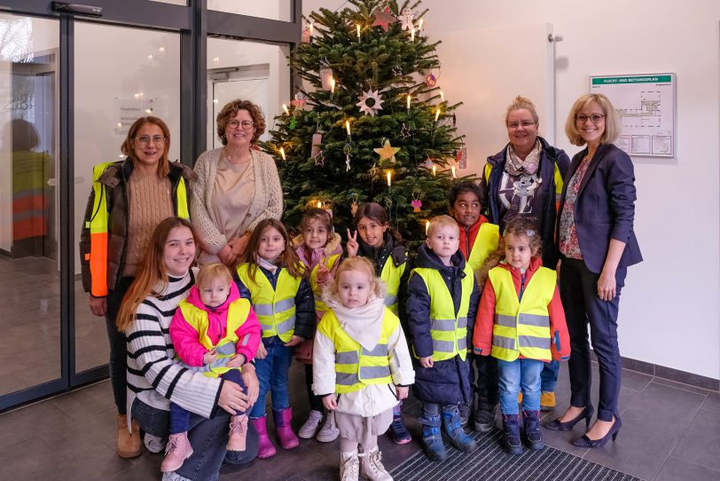 Erzieherinnen Sebata Pietrzinski (li) mit Kollegin Norina Fichter (gestreifter Pullover) schmücken Bäume im EvK Herne. im Bild rechts: Claudia Schmelz, Assistentin der Geschäftsführung der Ev. Krankenhausgemeinschaft und di Leiterin der KiTa Yvonne Rodriguez und Annika Machleit-Ebner, Prokuristin der Ev. Krankenhausgemeinschaft.