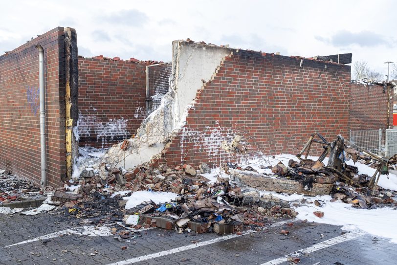 Durch einen Brand wurde am Samstagmorgen (31.01.2021) der Netto-Markt an der Berliner Straße in Herne (NW) komplett zerstört. Kräfte der Berufs- und der Freiwilligen Feuerwehr wurden bei den Löscharbeiten durch das THW unterstützt. Die Polizei ermittelt wegen des Verdachts auf Brandstiftung.