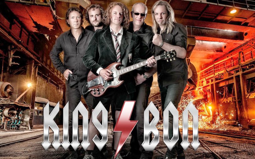 King / Bon spielen AC / DC.