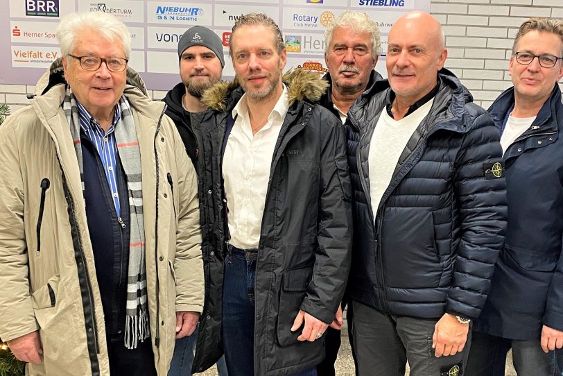 (v.l.n.r.) Heinz Huschenbeth, Lars Kröger, Markus Lülf, Peter Mauritz, Markus Bruckhaus-Walter und Kai Gera bei der Spendenübergabe.