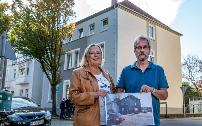 Die Hauseigentümer, Bärbel und Hans Werner mit einem Foto der Fassade vor der Renovierung.