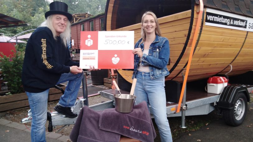 Spende in Höhe von 500 Euro von Sauna.nrw, hier mit Nina Möllmann, an Horst Schröder von den Mondrittern.