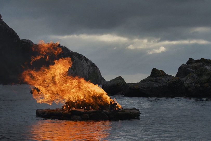 Julie Brooks Landart-Installation „Firestack“ vereint auf den Äußeren Hebriden an der Küste Schottlands die Elemente Feuer und Wasser.