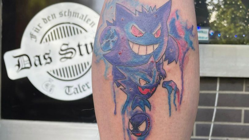 Mit den bisherigen Tattoofarben vorerst nicht mehr möglich: Ein buntes Tattoo mit den drei Pokémon (von unten) Nebulak, Alpollo und Gengar.