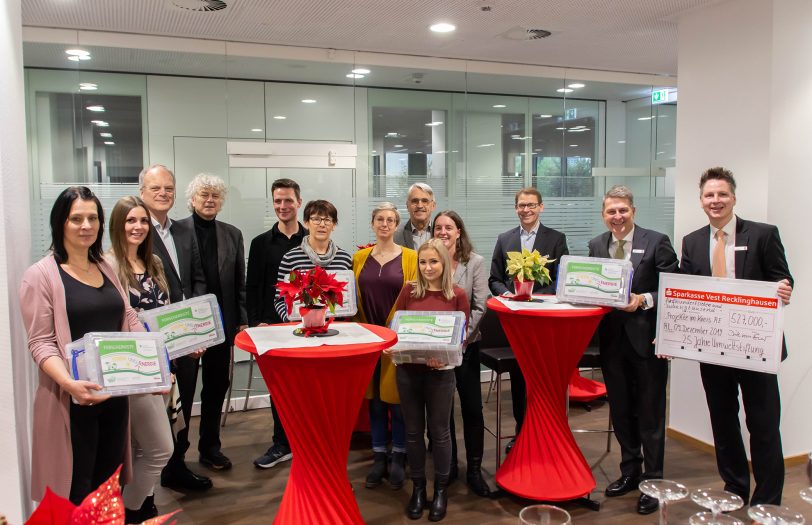 v.l Dirk van Buer, Dr. Peter Lucke, Dr. Michael Schulte, Klaus Schild (alle drei Sparkasse), Markus Real(ZDI-Netzwerk-Regionalleiter), Ulrich Carow und Wolfgang König (beide Sparkasse) mit Erzieherinnen.