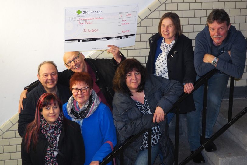vorne: Michelle Utech, Gisela Kuhn, Maria Laftsidis-Krüger, Andrea Olschewski, Uli Saffran. hinten: Christian Brehm, Bernd Staklies vom Tigerpalast bei der Spendenübergabe in der Künstlerzeche.