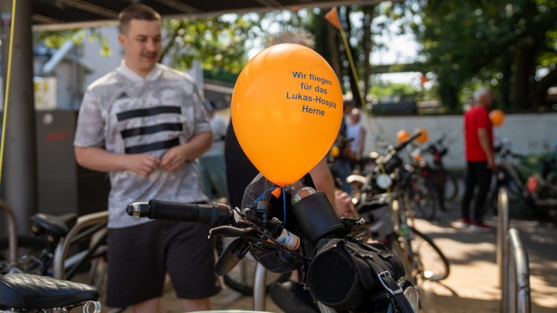 Die Gruppe „Bikelife“ um Christian Joswig hat es wieder getan: Am Samstag (20.7.2024) trafen sich die Cruiser am Herner Bahnhof, um wie immer traditionell im Sommer Spenden für das Lukas Hospiz einzusammeln.