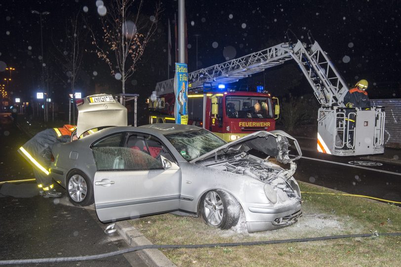 Oktober: Unfallflucht nach einem dicken Crash am Kreisverkehr der Bochumer Straße