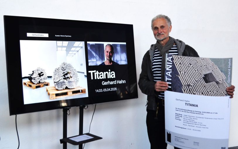 Gerhard Hahn eröffnet am Samstag, 14. März 2026 den Ausstellungsreigen in der Künstlerzeche mit großformatige Skulpturen, meist aus Terrakotta, die bewusst die Analogie zwischen Natur, Zelle, Körper und vom Menschen Geschaffenem, Gerät oder Maschine, suchen.