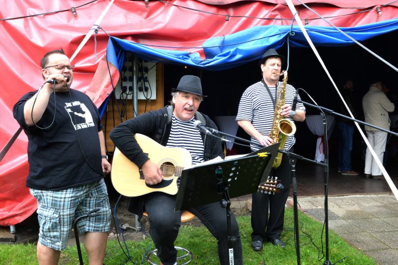 Die Circus-Band spielt Gute-Laune-Lieder.