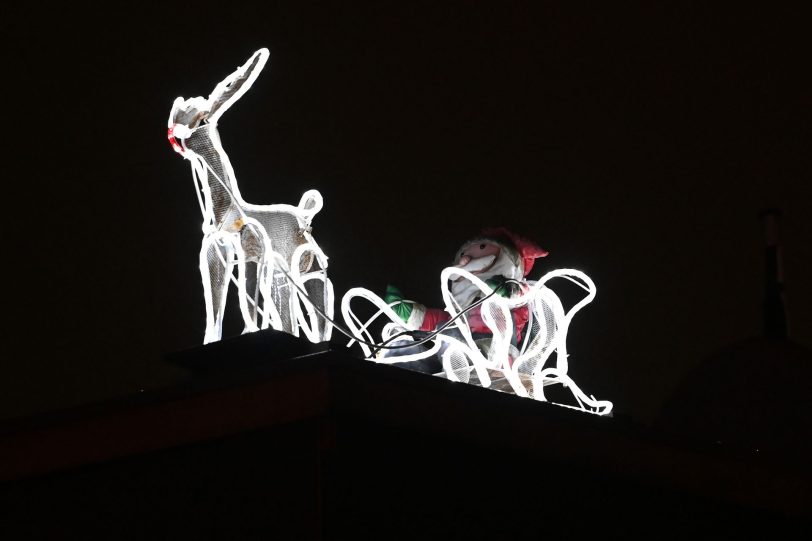 Ein beleuchteter Weihnachtsmann auf einem Dach in der Paulstraße