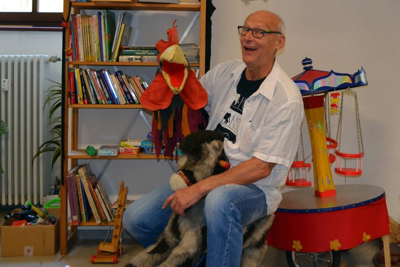 Spiritus Rector Bernd Staklies in der Kinderspielecke.