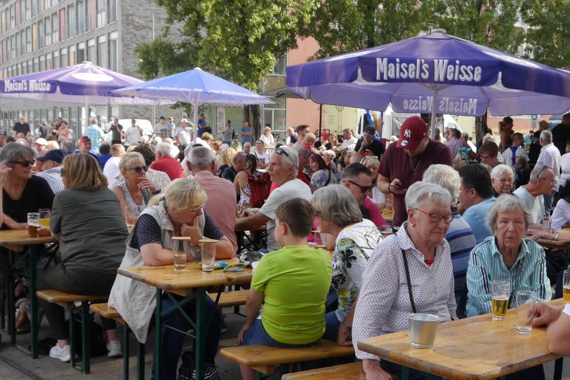 Gemütlich ging es an den Bänken zu.