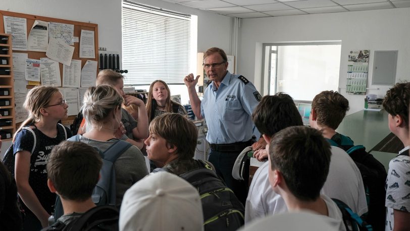 Projekt: Schüler lernen die Welt der Polizei kennen.
