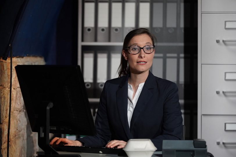 Daniela Michel gastiert am 27. Januar 2024 im Kleinen Theater Herne mit dem Solostück „Whisperblower“.