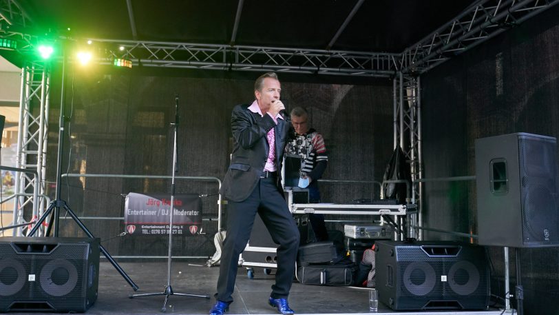 Das Herbstfest in Eickel startete bei bestem Herbstwetter - Lars Vegas in Aktion.