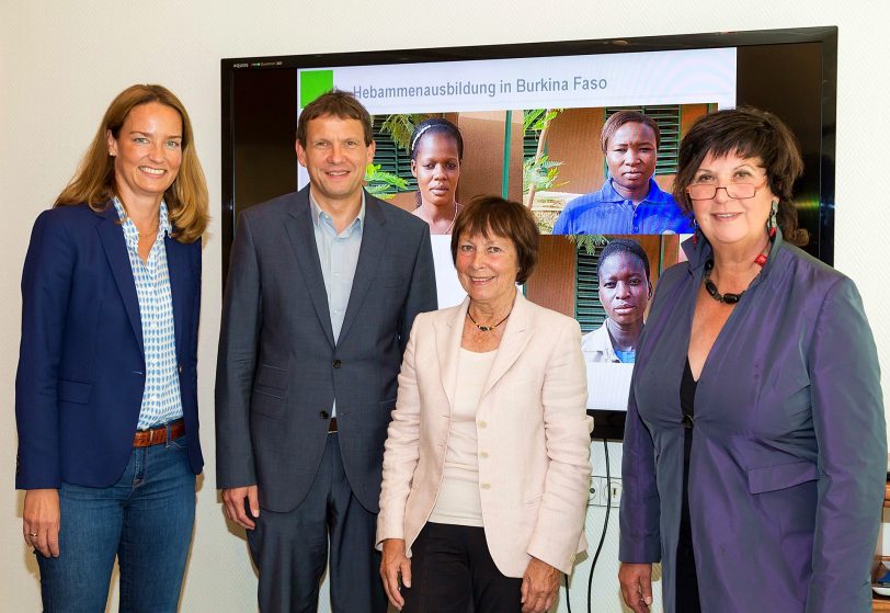 v.l.: Simone Lauer, Prof. Dr. Dirk Strumberg, Dr. Ute und Dr. Iris Veit.