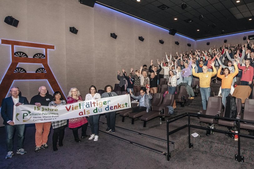 Über ein volles Haus bei der Jubiläumsfeier des Palliativ-Netzwerkes Herne, Wanne-Eickel, Castrop-Rauxel in der Filmwelt Herne freute sich der Netzwerk-Vorstand v.l. Christian Wald, Dr. Axel Münker und Brunhilde Schlachter, Barbara Herzog, Katharina Knepper und Karin Leutbecher.