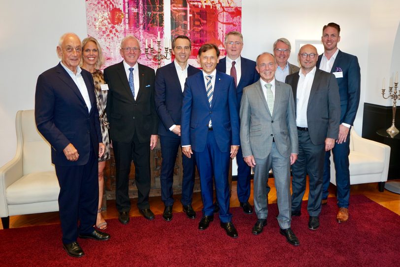 Hubert Schulte-Kemper (3.vl), Christian Kern (4.vl), Oberbürgermeister Dr. Frank Dudda (5.v.l).