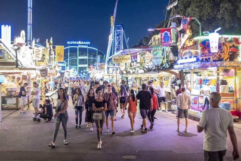 Alles blinkt und alles dreht sich - sehr zur Freude der Kirmes-Fans.