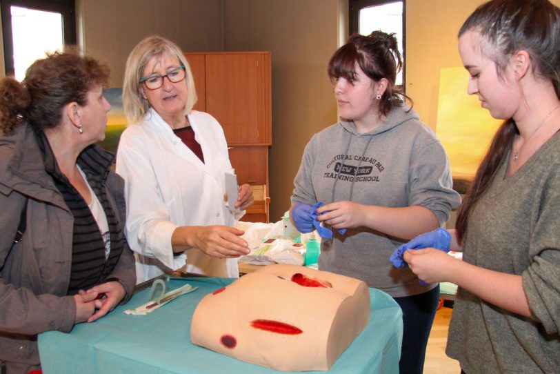 Wundmanagerin Maria Schürholz demonstriert die hygienisch einwandfreie Versorgung chronischer Wunden.